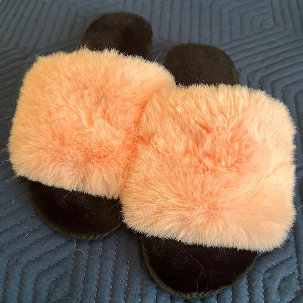 🆕 pink and black fuzzy slipper sandals